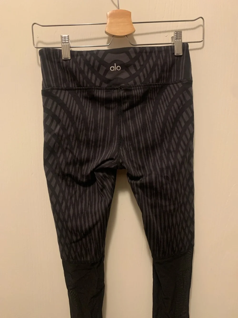 ALO Yoga Black & Charcoal Patterned Mesh Leggings